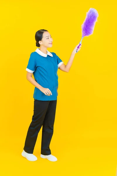 Portret Mooie Jonge Aziatische Vrouw Meid Huishouding Glimlach Met Actie — Stockfoto