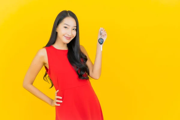 Portrett Vakker Ung Asiatisk Kvinne Smiler Med Bilnøkkel Gul Bakgrunn – stockfoto
