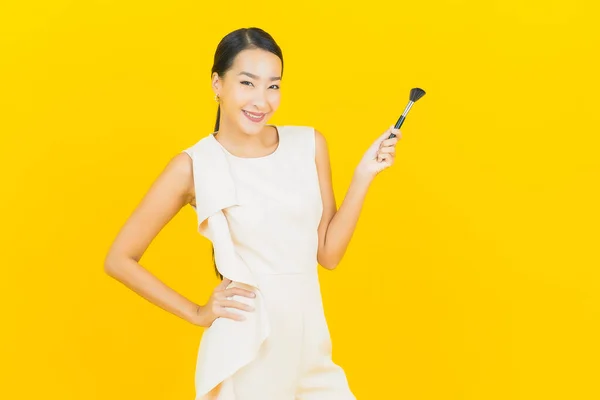 Porträtt Vacker Ung Asiatisk Kvinna Med Make Borste Kosmetika Gul — Stockfoto
