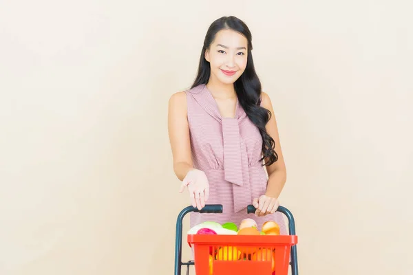 Ritratto Bella Giovane Donna Asiatica Sorriso Con Cesto Della Spesa — Foto Stock