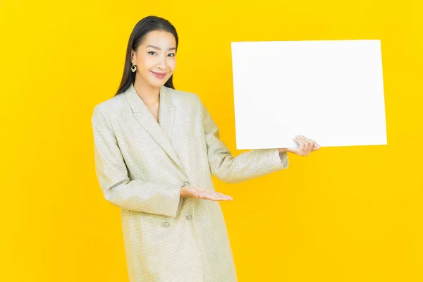 Retrato Bela Jovem Asiático Mulher Com Vazio Branco Outdoor Cor — Fotografia de Stock