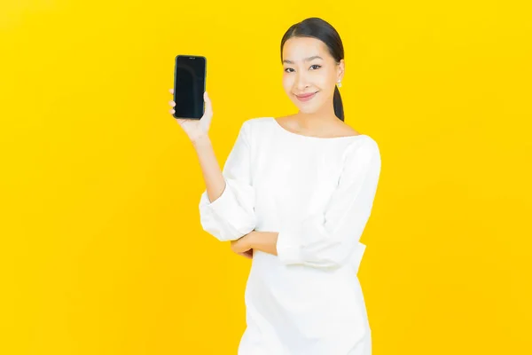 Retrato Bonito Jovem Asiático Mulher Sorriso Com Telefone Celular Inteligente — Fotografia de Stock