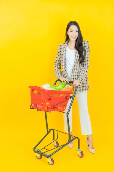 Retrato Bonito Jovem Asiático Mulher Sorriso Com Mercearia Cesta Supermercado — Fotografia de Stock