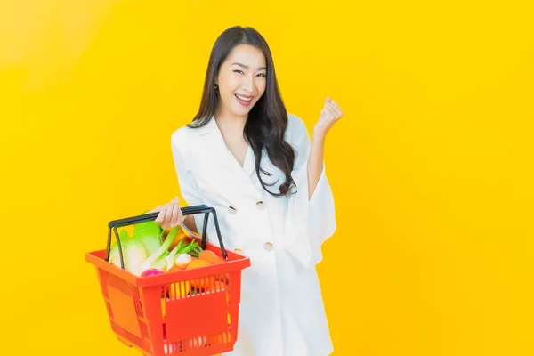 Ritratto Bella Giovane Donna Asiatica Sorriso Con Cesto Della Spesa — Foto Stock