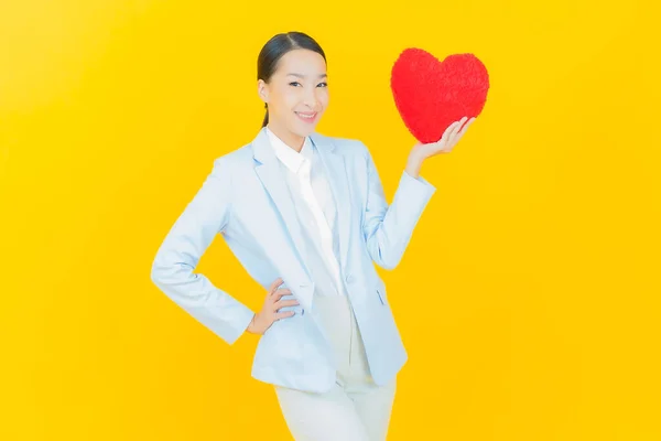 Retrato Hermosa Joven Asiática Mujer Sonrisa Con Corazón Almohada Forma — Foto de Stock