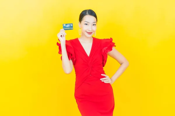 Портрет Красивая Молодая Азиатская Женщина Улыбка Кредитной Карты Цветном Фоне — стоковое фото