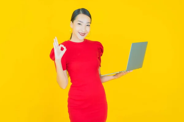 Retrato Hermosa Joven Mujer Asiática Sonrisa Con Ordenador Portátil Sobre —  Fotos de Stock