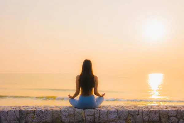 Retrato Jovem Mulher Asiática Fazer Meditação Torno Mar Praia Oceano — Fotografia de Stock