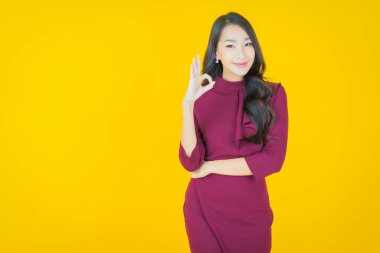 Portre güzel Asyalı kadın gülümsüyor. Renkli arka planda hareket var.