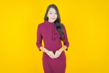 Portre güzel Asyalı kadın gülümsüyor. Renkli arka planda hareket var.