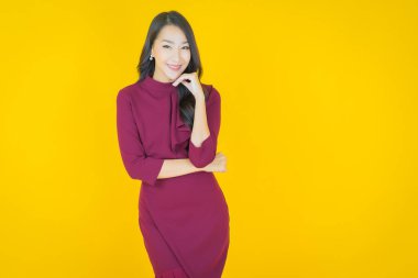 Portre güzel Asyalı kadın gülümsüyor. Renkli arka planda hareket var.