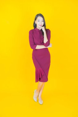 Portre güzel Asyalı kadın gülümsüyor. Renkli arka planda hareket var.