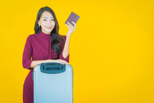 Portret Pięknej Młodej Azjatyckiej Kobiety Bagażem Paszportem Gotowy Podróży — Zdjęcie stockowe