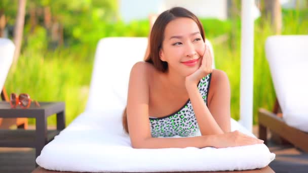 Imagens Bela Mulher Asiática Relaxante Sunbed Hotel Durante Férias — Vídeo de Stock