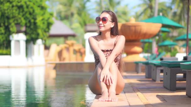 Porträt Schöne Junge Asiatische Frau Entspannen Rund Freibad Resort — Stockvideo