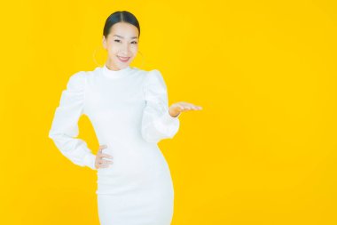 Portre güzel Asyalı kadın gülümsüyor. Renkli arka planda hareket var.