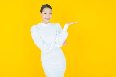 Portre güzel Asyalı kadın gülümsüyor. Renkli arka planda hareket var.