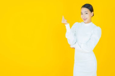 Portre güzel Asyalı kadın gülümsüyor. Renkli arka planda hareket var.