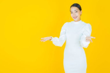 Portre güzel Asyalı kadın gülümsüyor. Renkli arka planda hareket var.