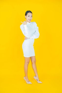 Portre güzel Asyalı kadın gülümsüyor. Renkli arka planda hareket var.