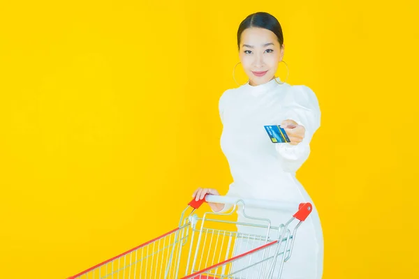 Porträt Schöne Junge Asiatische Frau Lächeln Mit Einkaufskorb Aus Dem — Stockfoto
