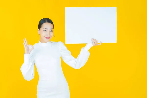 Portret Mooie Jonge Aziatische Vrouw Met Lege Witte Billboard Kleur — Stockfoto