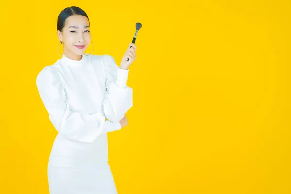 Retrato Hermosa Joven Asiática Mujer Con Maquillaje Cepillo Cosmético Color —  Fotos de Stock