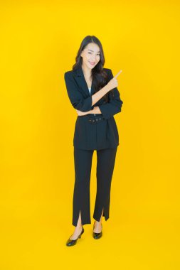 Portre güzel Asyalı kadın gülümsüyor. Renkli arka planda hareket var.