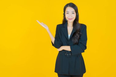 Sarı arka planda çağrı merkezi müşteri hizmetleri merkezi olan güzel Asyalı kadın portresi