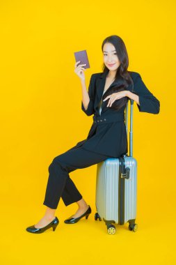 Çantalı ve pasaportlu güzel Asyalı kadın seyahate hazır.