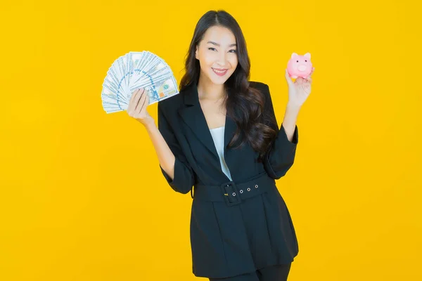 Retrato Hermosa Joven Asiática Mujer Sonrisa Con Montón Dinero Efectivo — Foto de Stock