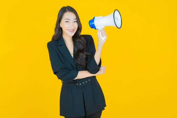 Portret Mooie Jonge Aziatische Vrouw Glimlach Met Megafoon Kleur Achtergrond — Stockfoto