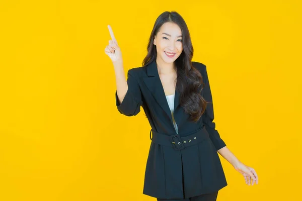 Portret Mooie Jonge Aziatische Vrouw Glimlach Met Actie Kleur Achtergrond — Stockfoto