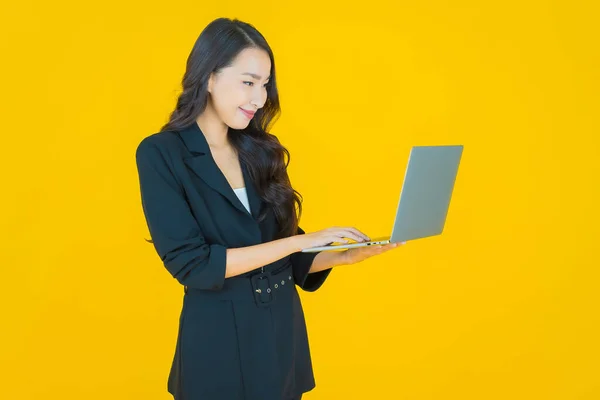 Retrato Hermosa Joven Mujer Asiática Sonrisa Con Ordenador Portátil Sobre —  Fotos de Stock