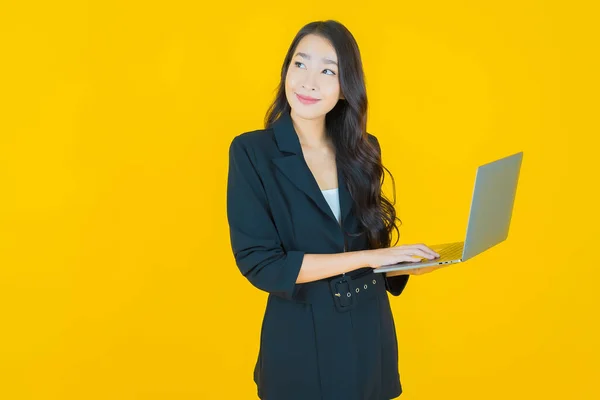 Porträtt Vacker Ung Asiatisk Kvinna Leende Med Dator Laptop Isolerad — Stockfoto