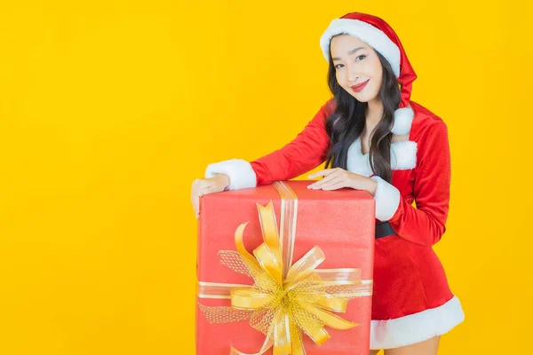 Porträtt Vacker Ung Asiatisk Kvinna Santa Kostym Gul Bakgrund — Stockfoto