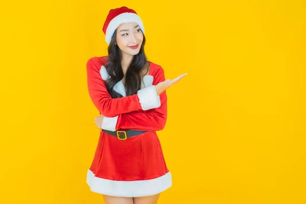Portrait Belle Jeune Femme Asiatique Costume Père Noël Sur Fond — Photo
