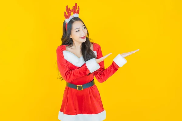 Portret Mooie Jonge Aziatische Vrouw Santa Kostuum Gele Achtergrond — Stockfoto