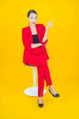 Portre güzel Asyalı kadın gülümsüyor. Renkli arka planda hareket var.