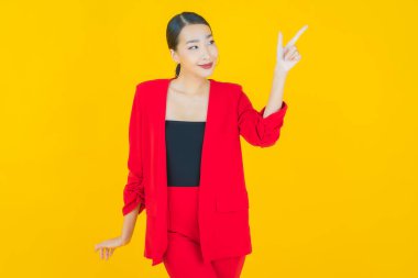 Portre güzel Asyalı kadın gülümsüyor. Renkli arka planda hareket var.