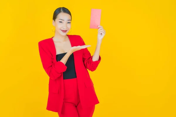 Retrato Hermosa Joven Mujer Asiática Con Sobre Rojo Sobre Fondo —  Fotos de Stock