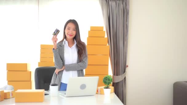 소포들을 집에서 일하고 아름다운 이시아 여성의 — 비디오
