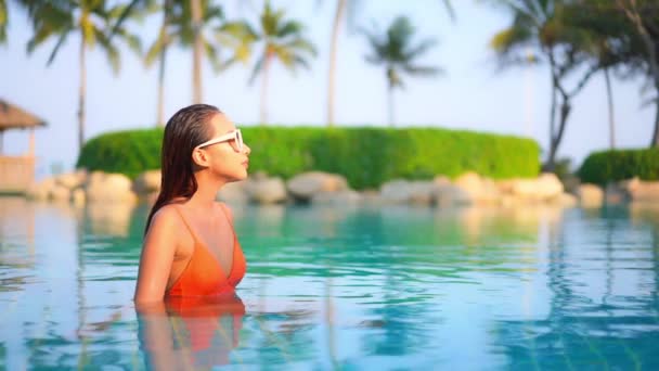 Záběry Krásné Asijské Ženy Relaxaci Bazénu Hotelu Během Dovolené — Stock video