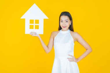 Ev ya da kağıt tabelalı güzel Asyalı kadın portresi