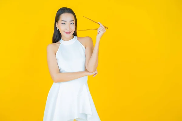 Retrato Hermosa Joven Asiática Mujer Con Palillos Color Fondo —  Fotos de Stock