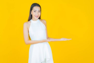 Portre güzel Asyalı kadın gülümsüyor. Renkli arka planda hareket var.