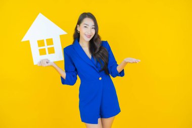 Ev ya da kağıt tabelalı güzel Asyalı kadın portresi