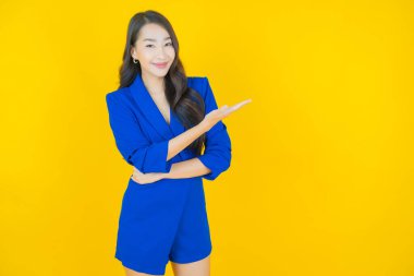 Portre güzel Asyalı kadın gülümsüyor. Renkli arka planda hareket var.