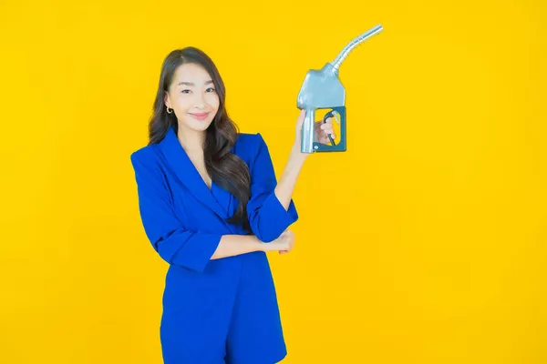 아름다운 아시아 여자의 초상화 배경에 펌프를 — 스톡 사진