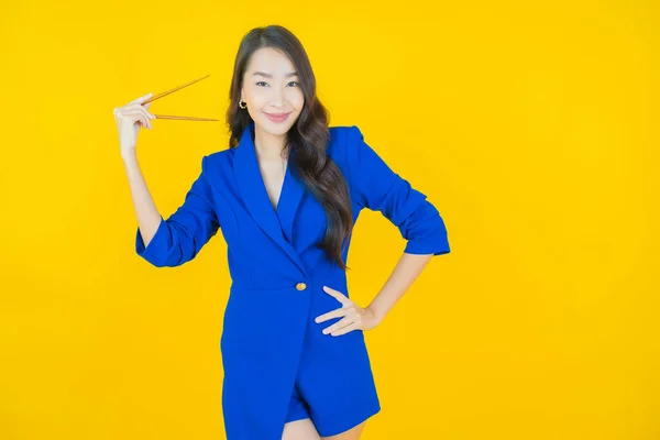 Retrato Bela Jovem Mulher Asiática Com Pauzinhos Fundo Cor — Fotografia de Stock